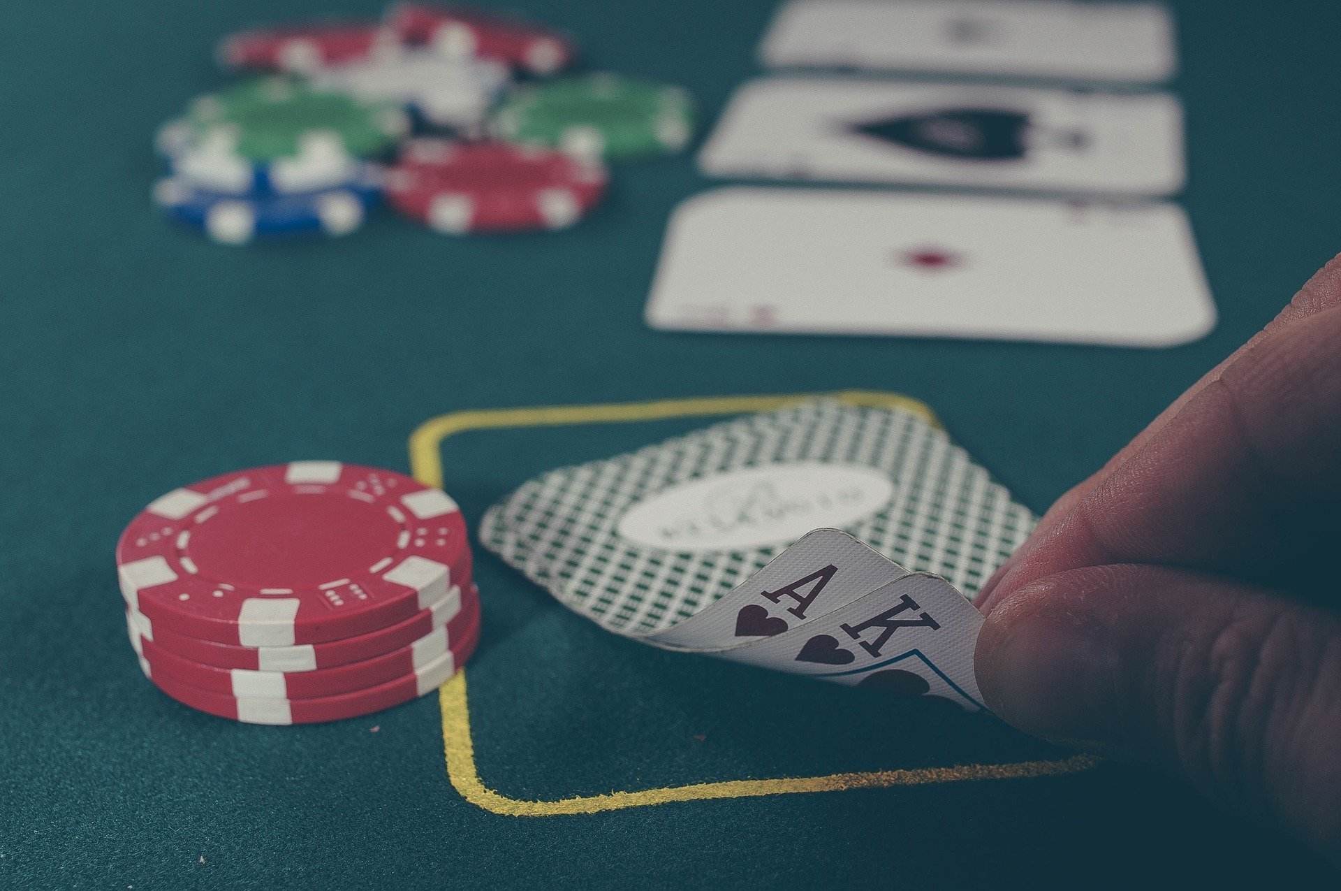 Eine Hand von einem Blackjack Dealer mit Spielkarten